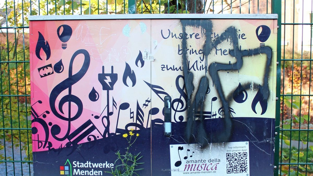 Mehrere Stromkästen und -stationen der Stadtwerke Menden sind beschmiert worden. Hier zu sehen der Stromkasten an der Unteren Promenade.