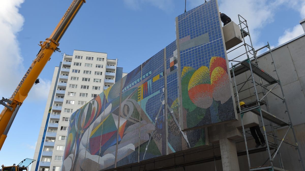 Nach vierjähriger Planungs- und Restaurierungszeit kehrte das Großmosaik „Die Beziehung des Menschen zu Natur und Technik“ des spanischen Künstlers Josep Renau (1907-1982) wieder an den Moskauer Platz in Erfurt zurück.