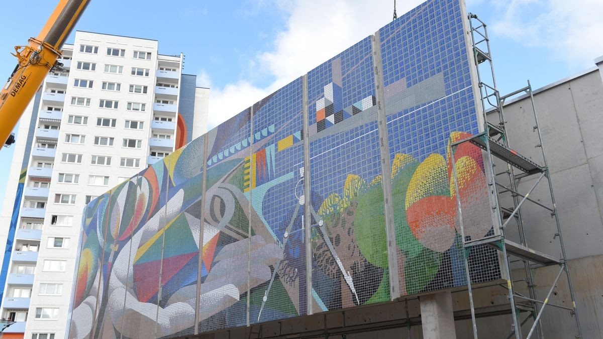 Nach vierjähriger Planungs- und Restaurierungszeit kehrte das Großmosaik „Die Beziehung des Menschen zu Natur und Technik“ des spanischen Künstlers Josep Renau (1907-1982) wieder an den Moskauer Platz in Erfurt zurück.