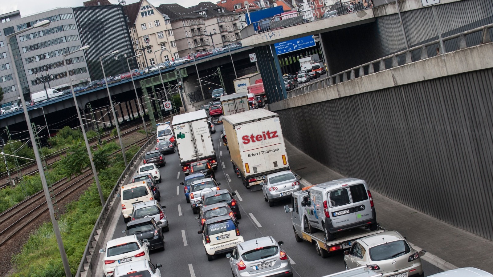 Verkehrschaos An Elsenbrücke Neue Markierungen Auf A100 Bringen Kaum Entlastung - f0j7lef