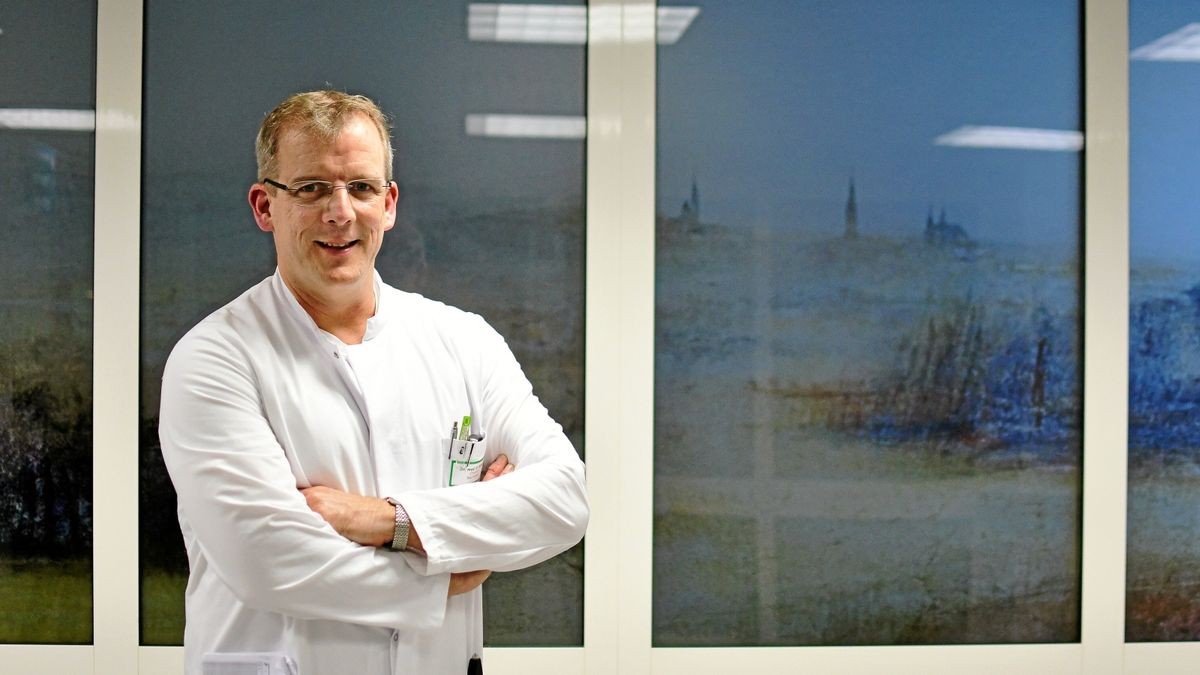 Daniel Bittner ist seit vier Wochen neuer Chefarzt der Neurologie am Südharz-Klinikum. Die Stadt Nordhausen – hinter ihm durch ein Kerwitz-Gemälde in Szene gesetzt – hat er seitdem als sehr offene Stadt kennengelernt.