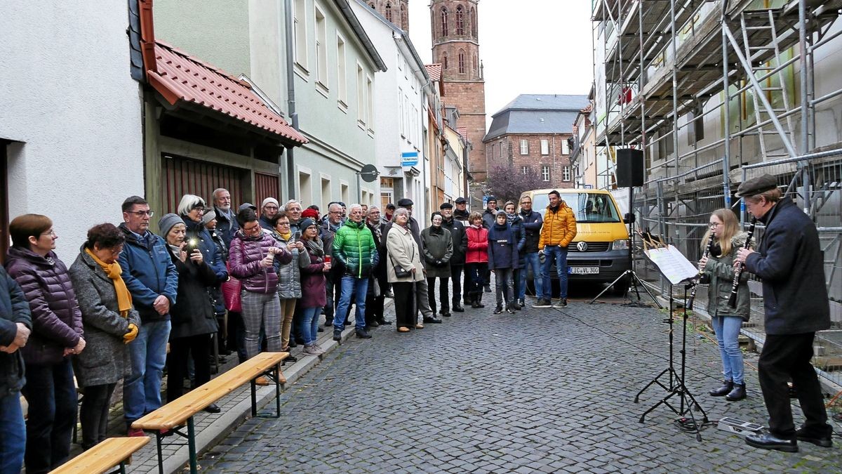 Beim Gedenken an ehemaligen jüdischen Mitbürger und die Schändung der Synagoge hielt Christian Stützer die Gedenkrede. Der Standort der einstigen Synagoge ist nun in eine Neubebauung einbezogen. Zur Gedenkfeier wurde Klezmer-Musik gespielt.