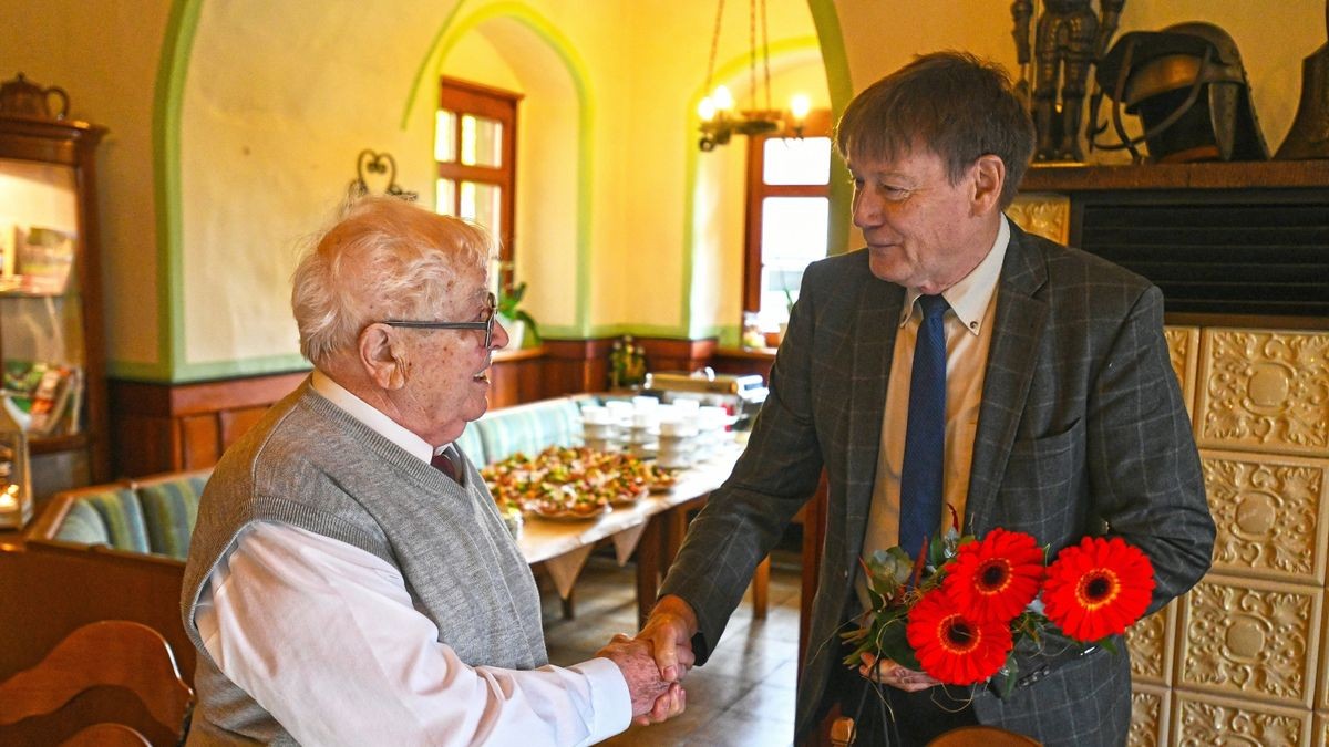 Der Linke-Fraktionschef im Kreistag, Hans-Jörg Lessig (rechts), gratuliert dem Jubilar Günther Nickol bei der Feierstunde am Dienstag im Grauen Schloss zum 90. Geburtstag. 