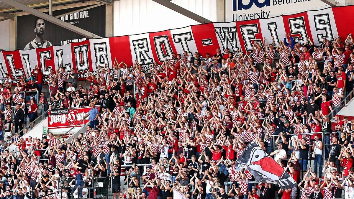 Nicht ins Stadion, sondern ins Café hat Rot-Weiß Erfurt seine Fans am Donnerstag geladen. 