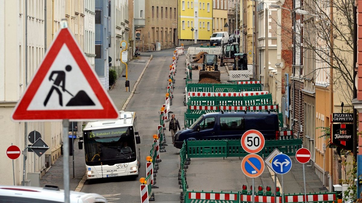 Die Vorbereitungsarbeiten für den vierten Bauabschnitt zwischen der Pfortener Straße und der Meuselwitzer Straße haben begonnen. 