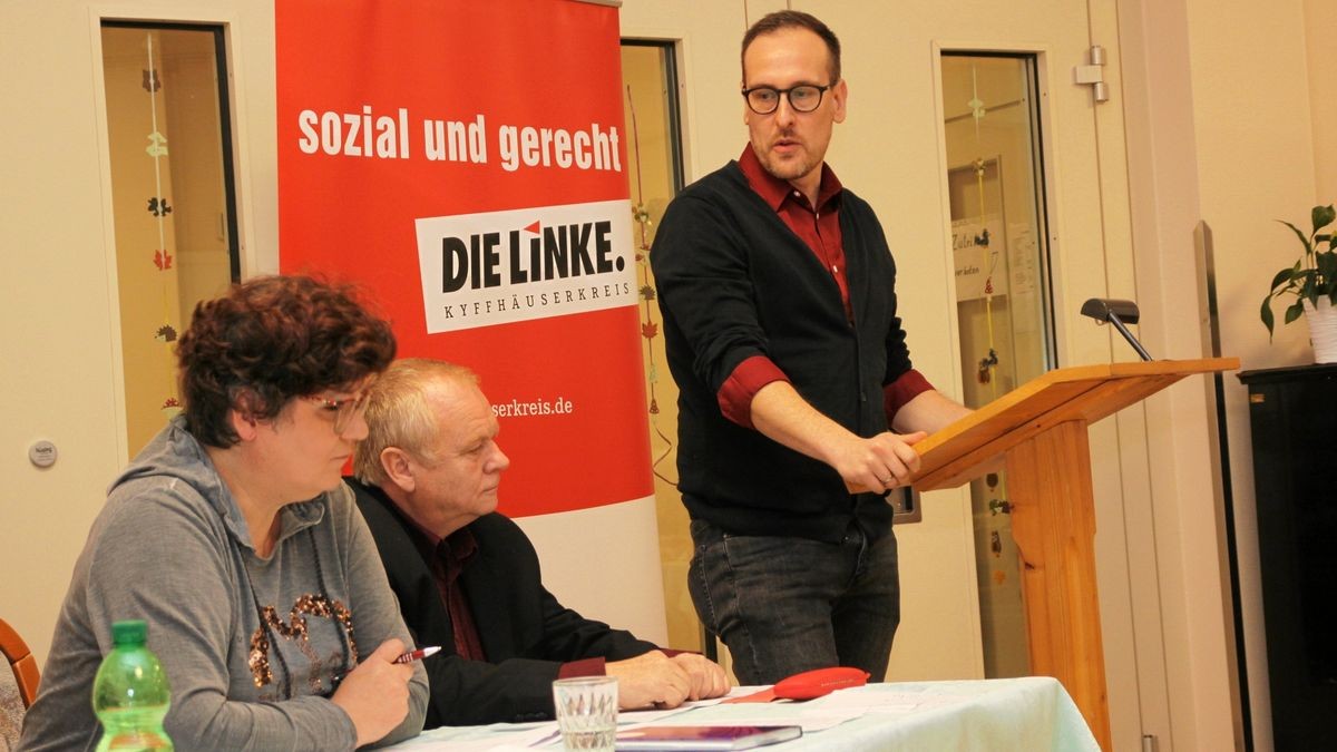 Andreas Blume (stehend) ist der neue Vorsitzende der Linken im Kyffhäuserkreis. Bianka Wandersleb und Dietmar Strickrodt schieden aus dem Vorstand aus.