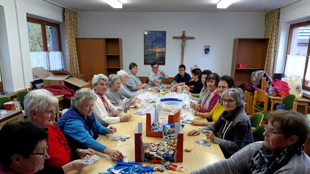 Achtzehn Frauen der Gemeinde füllten in Siemerode viele kleine Beutel mit Süßigkeiten und Spielzeug. 