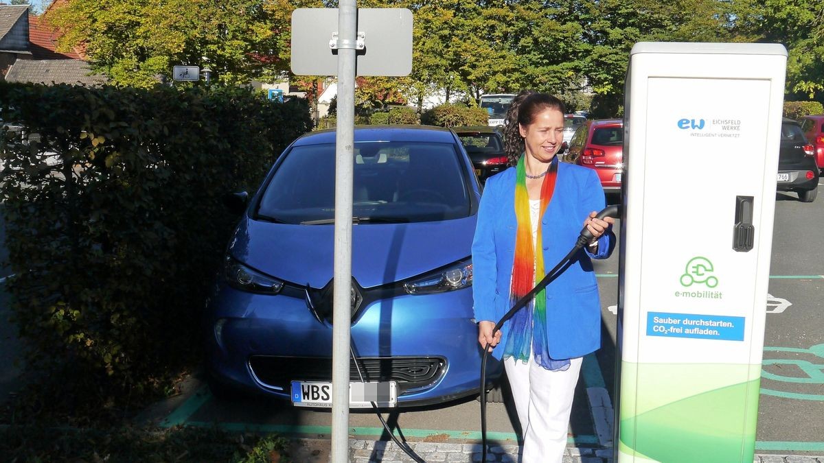 Susann Mai lädt ihr Elektroauto (Zoe) bequem und praktisch an einer Ladesäule am Rentamt in Worbis und kann damit 330 km weit fahren.