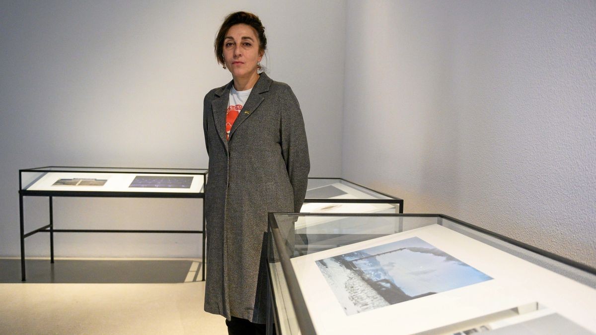 Die renommierte Künstlerin Danica Dakić inmitten der Druckgrafiken, die zur Ausstellung „Zenica Trilogie“ im Bauhaus-Museum Weimar gehören.