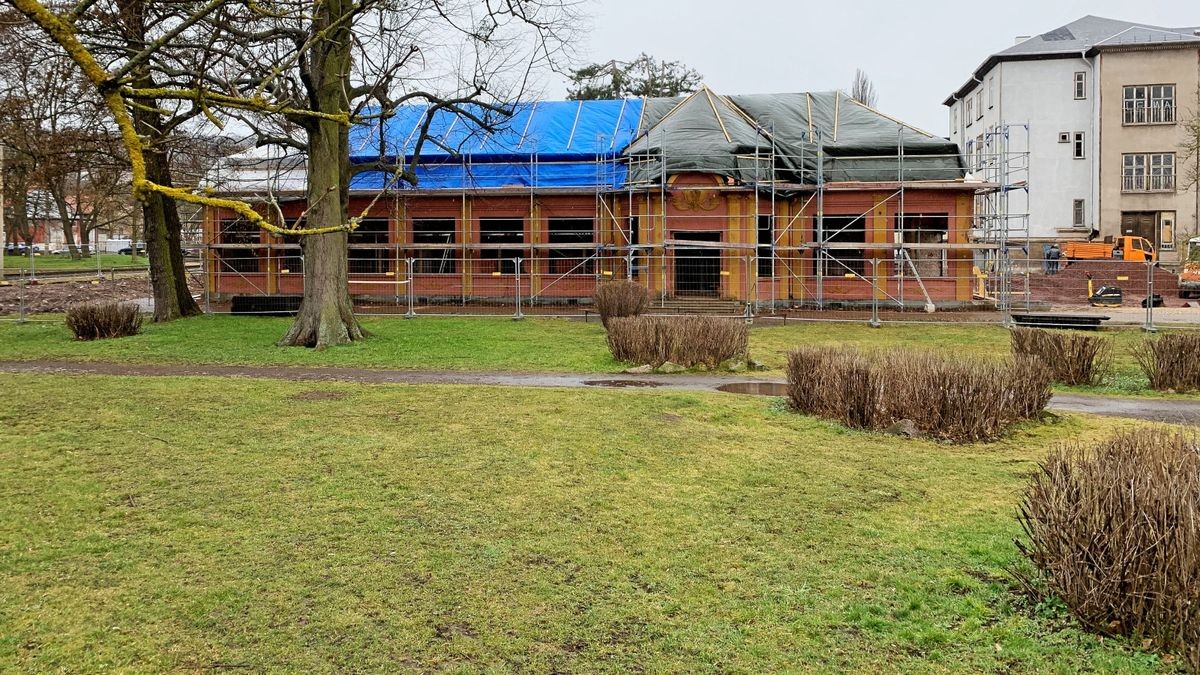 Das ehemalige Kino in Waltershausen. Die Stadt will die Grünflächen davor in einen Park verwandeln