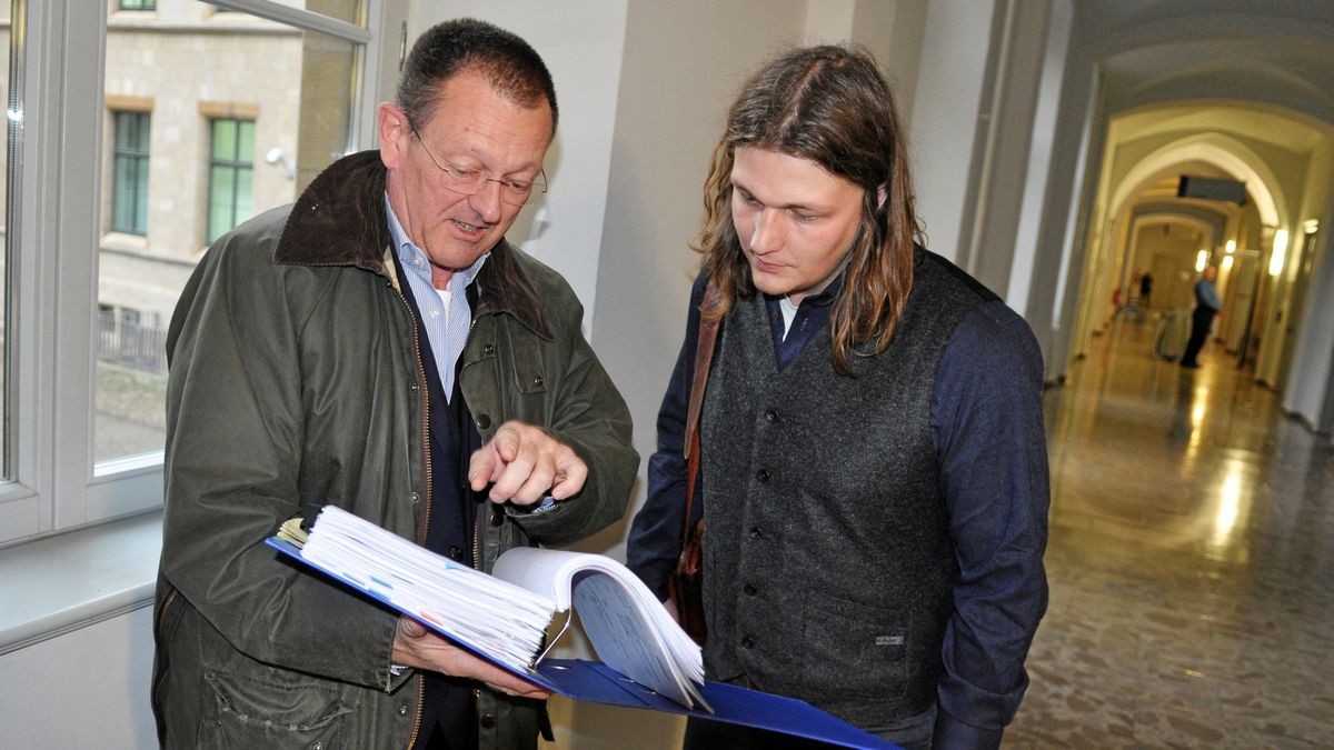 Paul Posse (rechts) mit Anwalt Martin Kupfrian