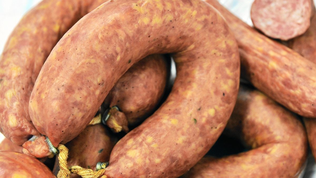 Neben den Wurstwaren zogen die Beamten des Zolls auch hunderte Liter nicht versteuerten Alkohol aus dem Verkehr. (Symbolbild)