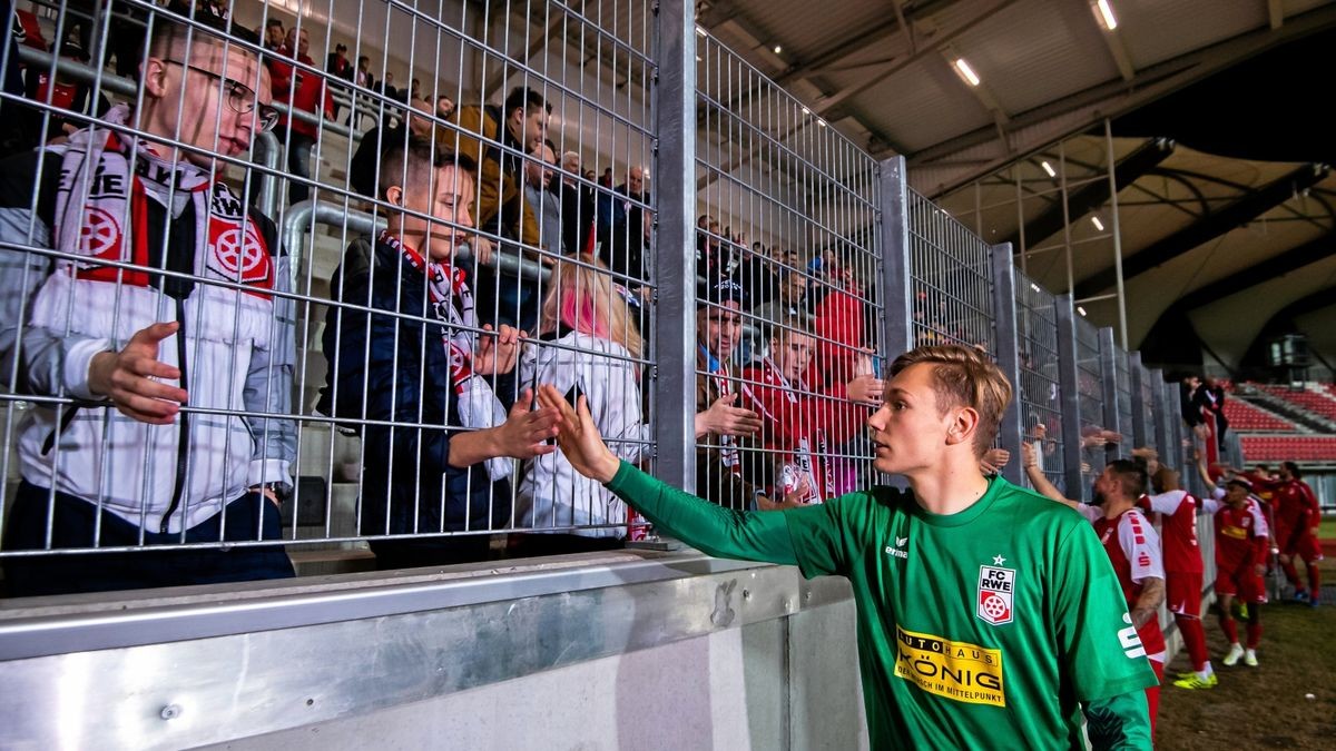 Torhüter Jannick Theißen bei den Fans 