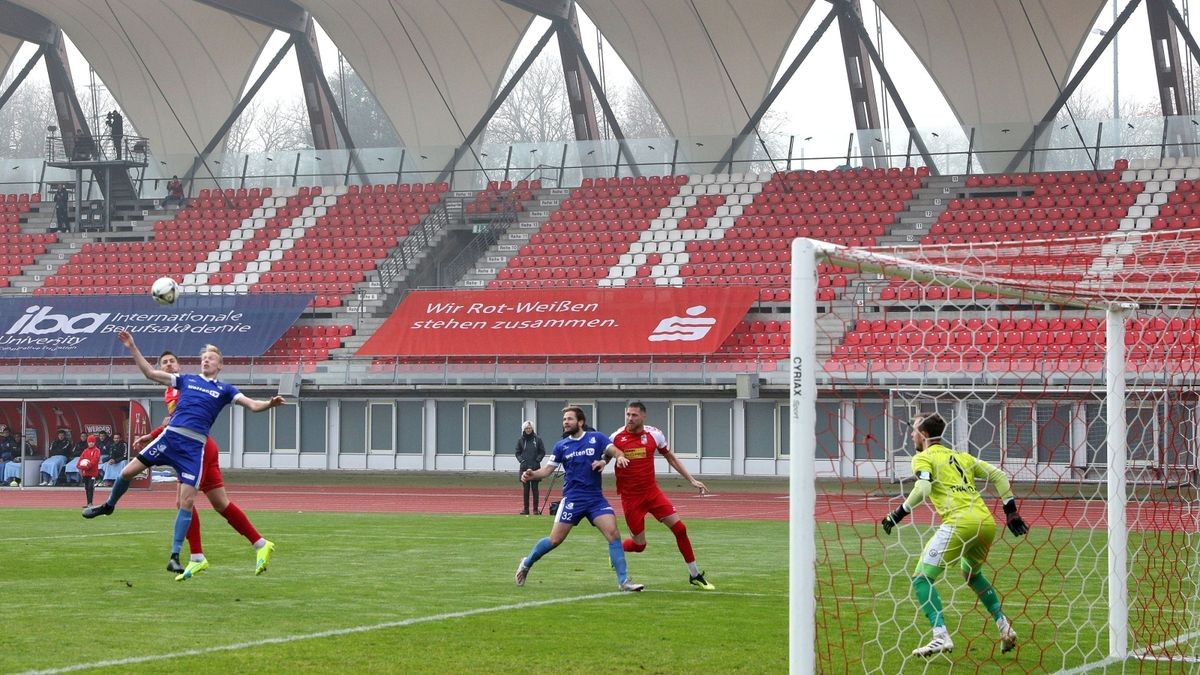 Fußball-Regionalligist FC Rot-Weiß Erfurt hat gegen Tabellenführer VSG Altglienicke ein 1:1 (1:1) erreicht. 