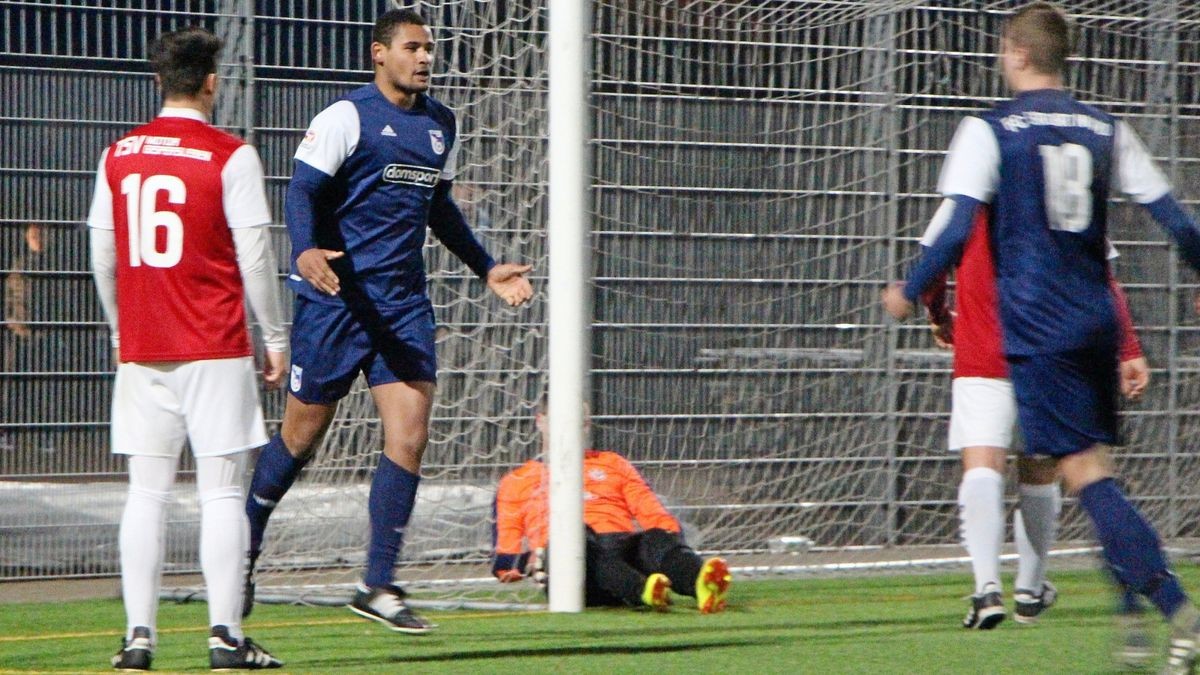 Jubel in Dunkelblau: Pascal Maiele nach seinem Treffer zum 2:1, der letztlich den Sieg und Rang eins für den FC Erfurt Nord bedeutete.