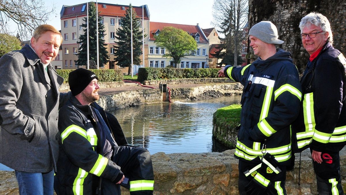 Weil aus dem Wal-Teich an der Wasserburg in Schkölen das Wasser entweicht, sind zahlreiche Abdichtungsversuche am Teichbett sowie am Überlauf, dem sogenannten Mönch, ausgeführt worden. Am Sonnabend befüllte die  Feuerwehr den Teich mit Wasser. Bürgermeister Matthias Darnstädt, Steffen Knüpfer, Markus Matz und Egbert Matz (von links) am Wal. 