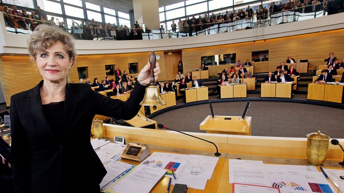 Birgit Keller hat jetzt das Hausrecht im Plenarsaal: Die Linke, die bisher bei Rot-Rot-Grün als Infrastrukturministerin diente, ist zu Beginn der konstituierenden Sitzung des 7. Thüringer Landtags zur neuen Landtagspräsidentin gewählt worden – von 52 der 90 Abgeordneten.