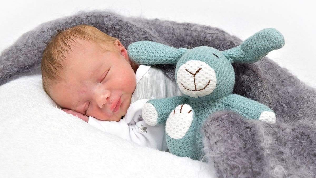 Luca Dinter geboren am 14.9.2019 Uhrzeit: 4.14 Uhr Gewicht: 3410 Gramm Größe: 53 Zentimeter Eltern: Stefanie Döniche und Sascha Dinter Ort: Erfurt Alle Babys wurden in den Ilm-Kreis-Kliniken Arnstadt geboren. Die Fotos stammen von First Moment Chemnitz.