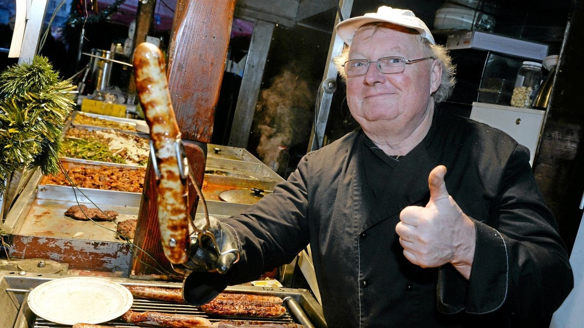 Wichtiger als der Rauch vom Holzkohlegrill ist die Würze der Würste, ist Wolfgang Mazin überzeugt. Seine Würste kommen von den Thüringer Fleischwaren Apolda.