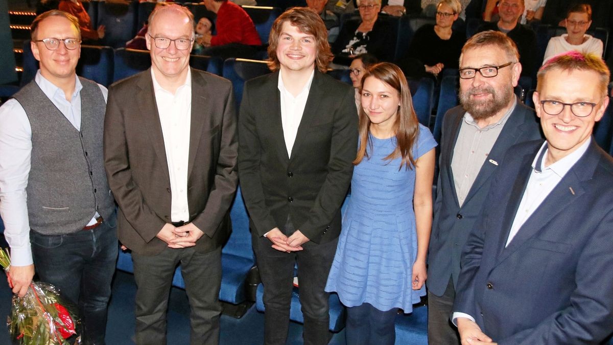 David Cebulla (3. von links) im Schillerhof-Kino bei der Verleihung des Walter-Dexel-Stipendiums mit den beiden Stadtwerke-Geschäftsführern Thomas Dirkes (2. von links) und Thomas Zaremba (rechts) sowie Jenakultur-Vize Carsten Müller (links), Kulturausschuss-Chef Jörg Vogel und Heide Moldenhauer.