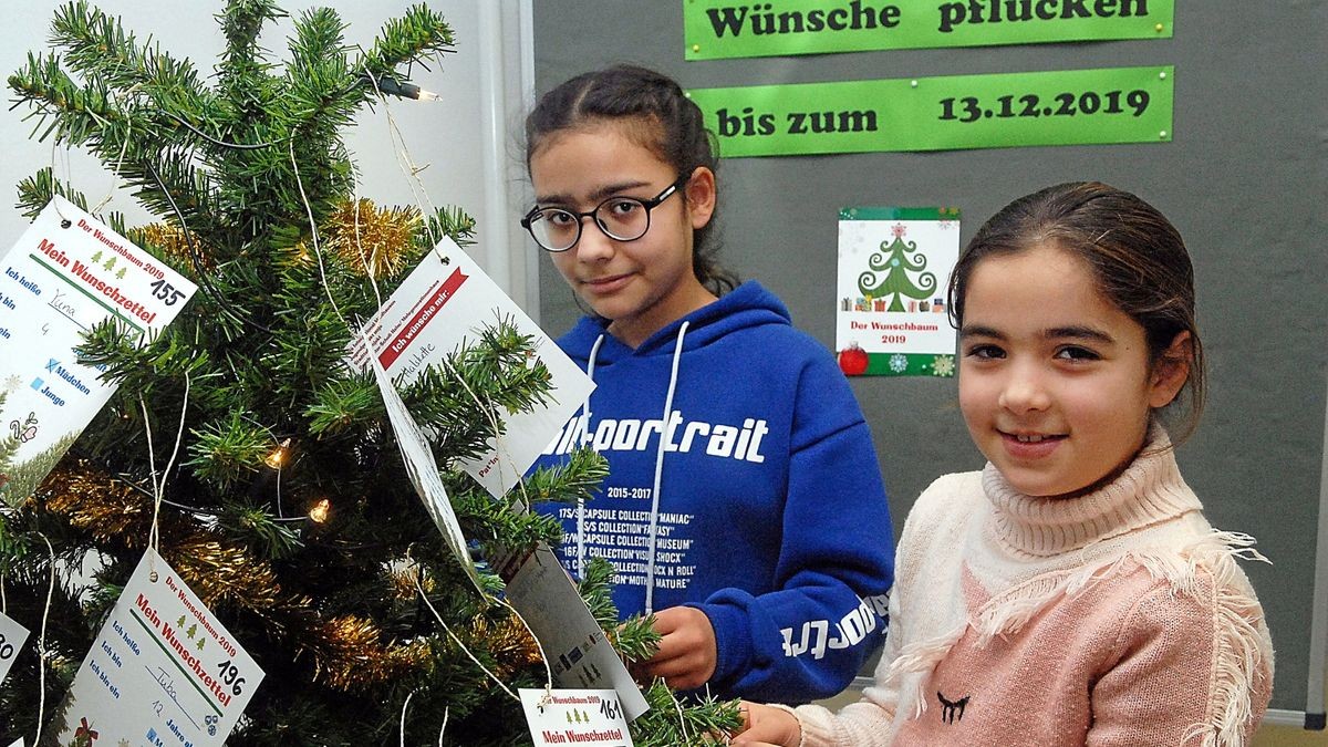 Khadijen (links) und Fatima haben in Mühlhausen ihre Wunschzettel an einen von vier Wunschbäumen gehangen. Viele Mühlhäuser nehmen die Karten ab und erfüllen die Wünsche. „Thüringen hilft“ möchte dafür sorgen, dass am Ende jedes Kind ein Geschenk bekommt.     