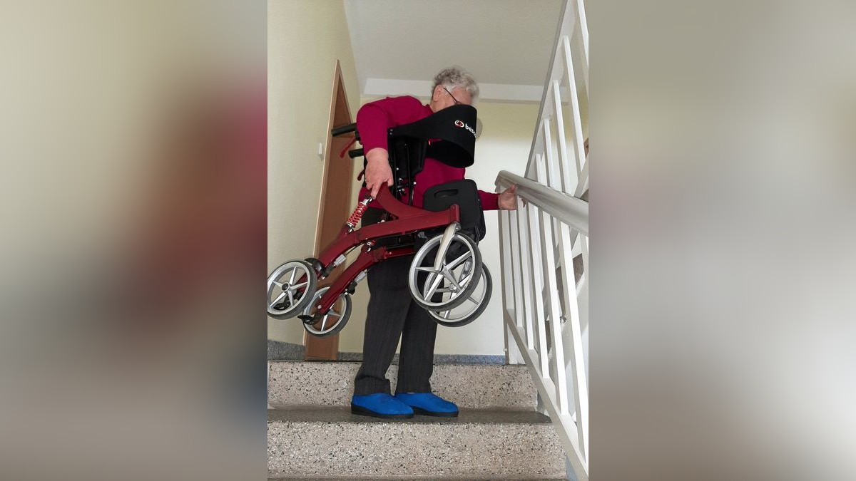 Frau S. ist 84 Jahre und muss ihren Rollator immer die sieben Stufen hinauf   und hinab tragen.