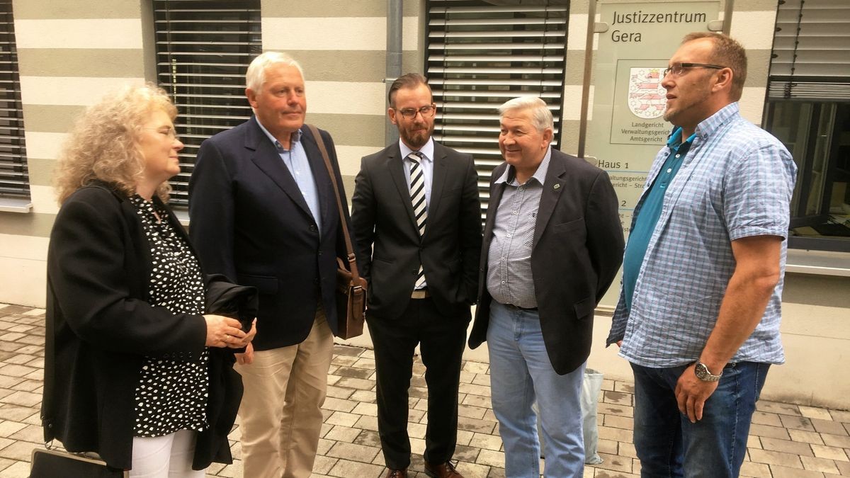 Rechtsanwältin Sabine Kraft-Zörcher, Bürgermeister Peter Graetsch, Rechtsanwalt Arne Dorow, Gemeinderat Helmut Müller und Elternsprecher Jan Lahann, hier zu Beginn der Verhandlung am Verwaltungsgericht Gera im Sommer, harren der Dinge, die da kommen.