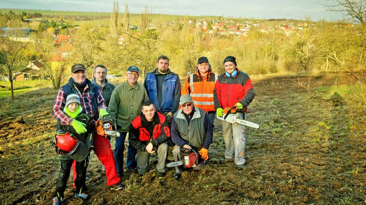 Arbeitseinsatz auf dem Sülzenberg in Ufhoven, hier soll im kommenden Jahr eine neue Streuobst und Blumenwiese entstehen.