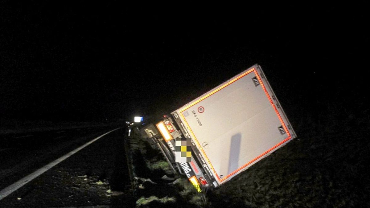 Wie bei diesem Unfall auf der A4 bei Eisenach von Anfang Oktober, war auch am heutigen Dienstagmorgen ein Lkw nach einem Unfall im Straßengraben auf die Seite gekippt. 