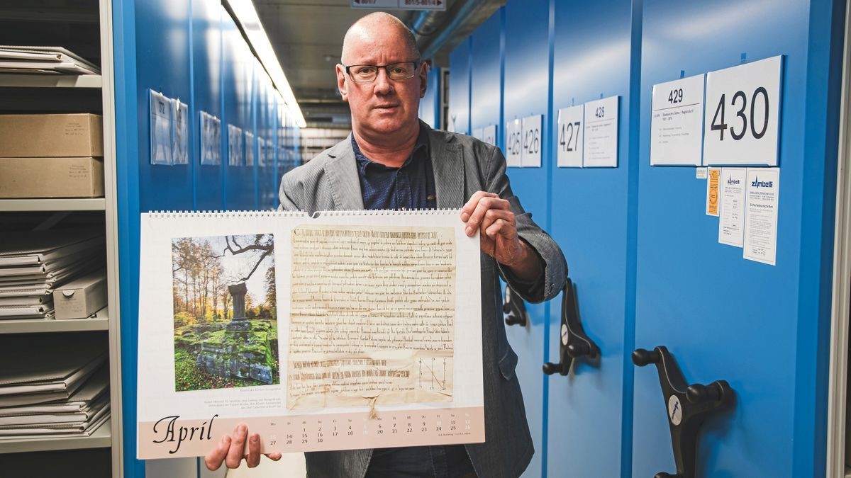 Autor Steffen Arndt mit dem Wangenheim-Kalder 2020 und dem Bild des  Monats April,  das Ruinen des Klosters Georgenthal zeigt.  In der Urkunde bestätigt  Kaiser Heinrich VI., dass Ludwig von Wangenheim, Dienstherr der  Fuldaer Kirche, dem Kloster Georgenthal das Dorf Catterfeld verkauf hat. 