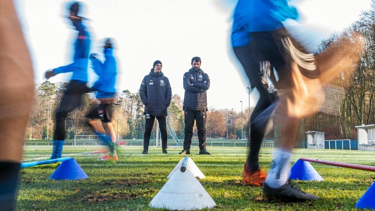 Matthias Peßolat (links) und Tino Berbig (rechts) beobachten das erste Training unter ihrer Leitung.