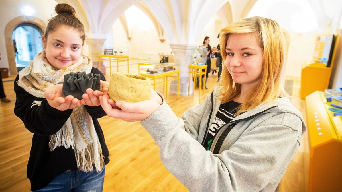 Lilly Wagner und Eva Marie Zirkenbach von der Klasse 7c der Heringer Regelschule „Geschwister Scholl“ mit selbst gemachten Produkten aus dem museumspädagogischen Projekt für Schulklassen. Diese werden derzeit in einer kleinen Ausstellung präsentiert.