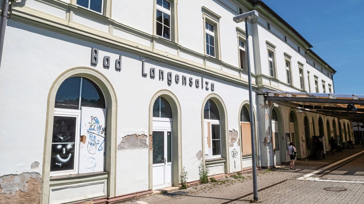 Das leerstehende Bahnhofsgebäude in Bad Langensalza leidet unter Vandalismus.