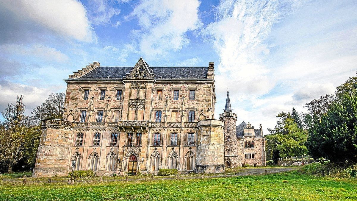 Vor über einem Jahr enteignete das Thüringer Landesverwaltungsamt die bisherigen Eigentümer von Schloss Reinhardsbrunn. Eigentlich sollte das Schloss nun saniert werden. Ein Rechtsstreit verhinderte das bisher.