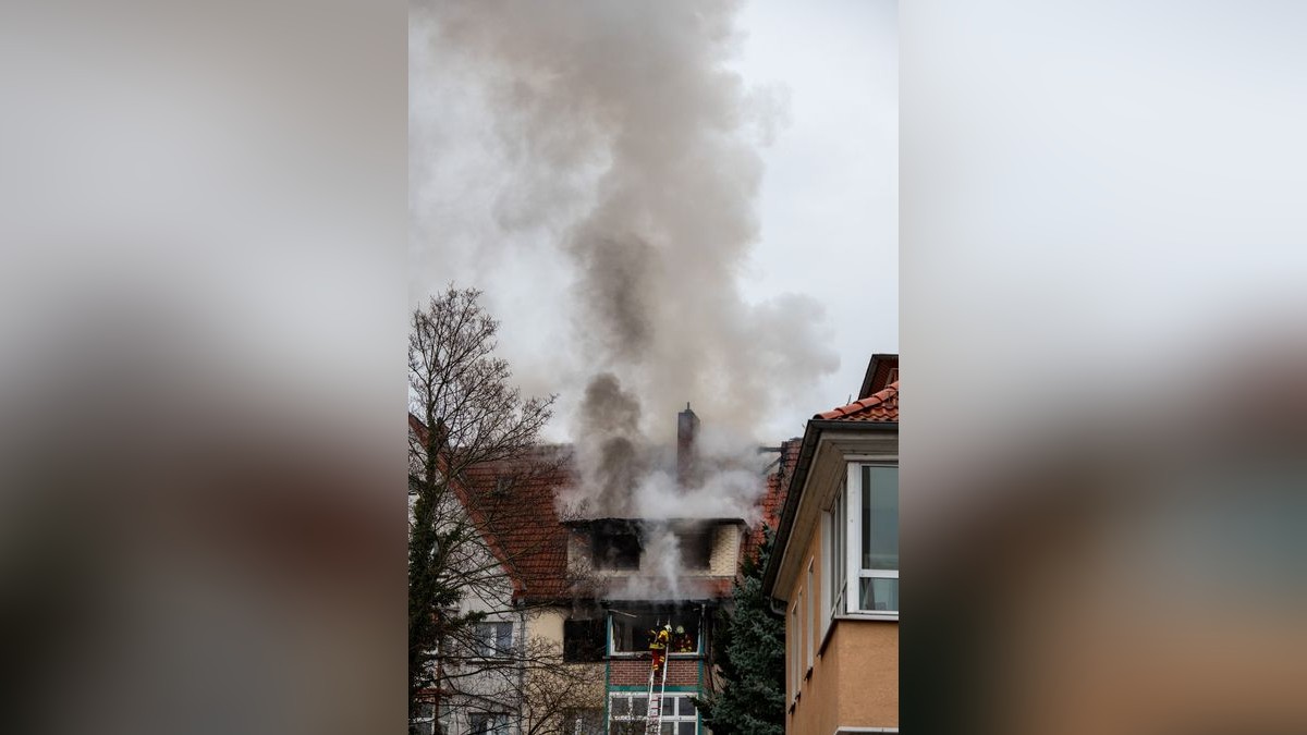 Bei einem Wohnhausbrand in Erfurt ist am Freitag eine Person schwer verletzt worden. Die Feuerwehr war mit einem Großaufgebot im Einsatz.