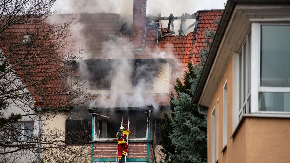 Bei einem Wohnhausbrand in Erfurt ist am Freitag eine Person schwer verletzt worden. Die Feuerwehr war mit einem Großaufgebot im Einsatz.