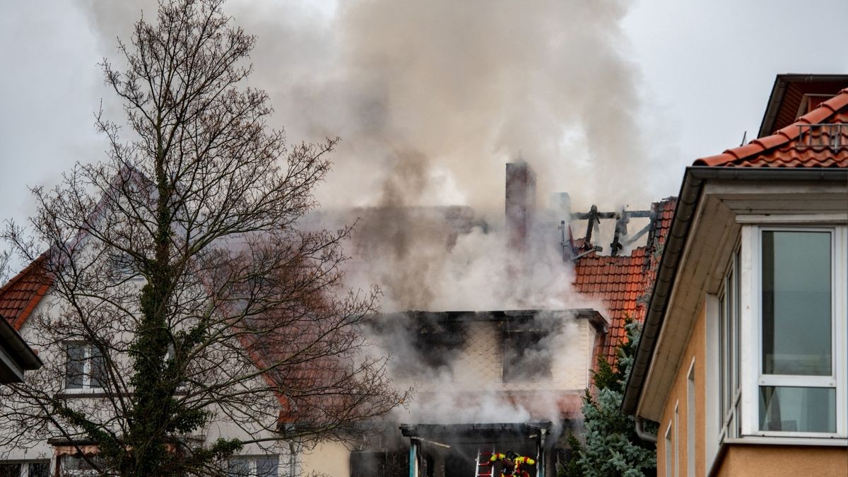 Bei einem Wohnhausbrand in Erfurt ist am Freitag eine Person schwer verletzt worden. Die Feuerwehr war mit einem Großaufgebot im Einsatz.