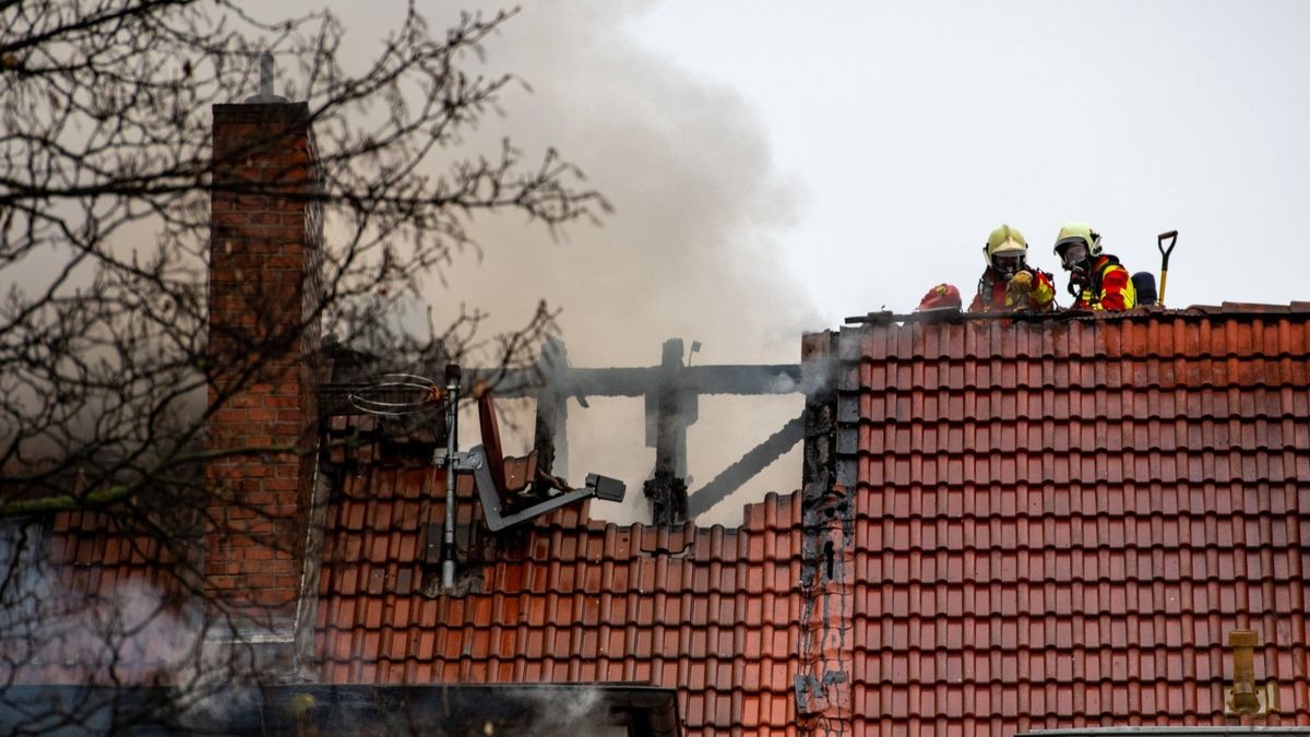 Bei einem Wohnhausbrand in Erfurt ist am Freitag eine Person schwer verletzt worden. Die Feuerwehr war mit einem Großaufgebot im Einsatz.