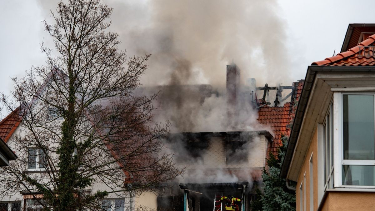 Bei einem Wohnhausbrand in Erfurt ist am Freitag eine Person schwer verletzt worden. Die Feuerwehr war mit einem Großaufgebot im Einsatz.