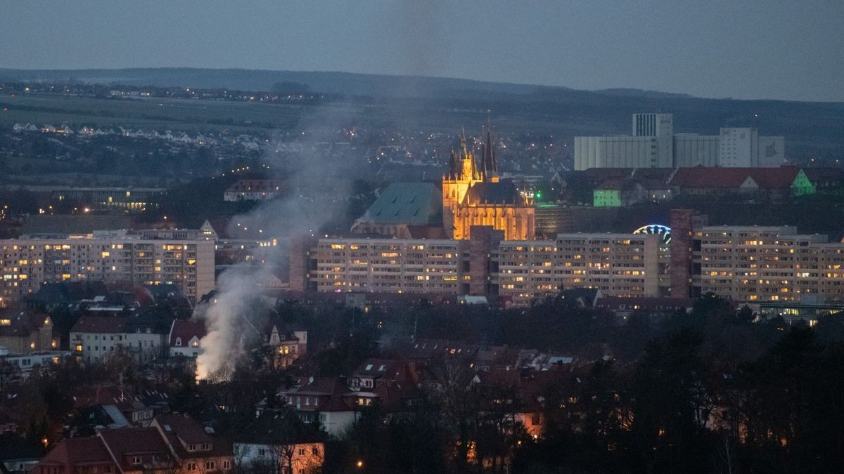 Bei einem Wohnhausbrand in Erfurt ist am Freitag eine Person schwer verletzt worden. Die Feuerwehr war mit einem Großaufgebot im Einsatz.