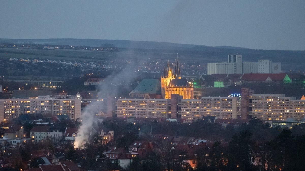 Bei einem Wohnhausbrand in Erfurt ist am Freitag eine Person schwer verletzt worden. Die Feuerwehr war mit einem Großaufgebot im Einsatz.