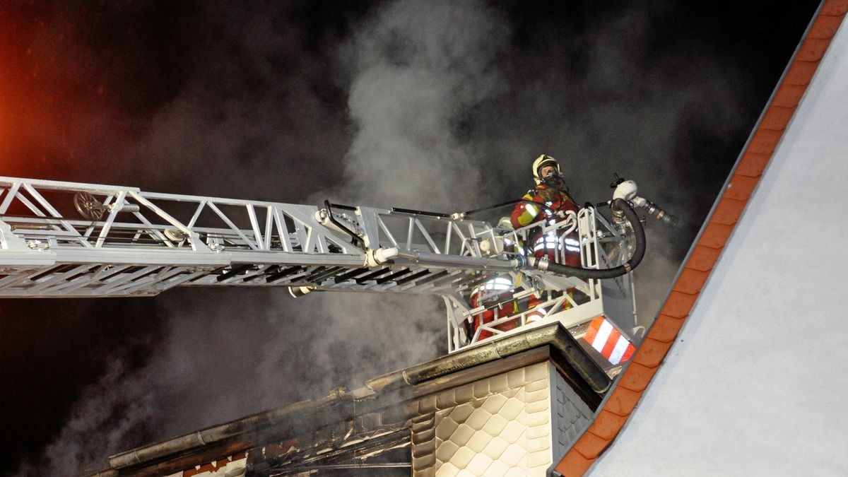 Die Brandbekämpfer müssen von oben über die Drehleiter löschen. 