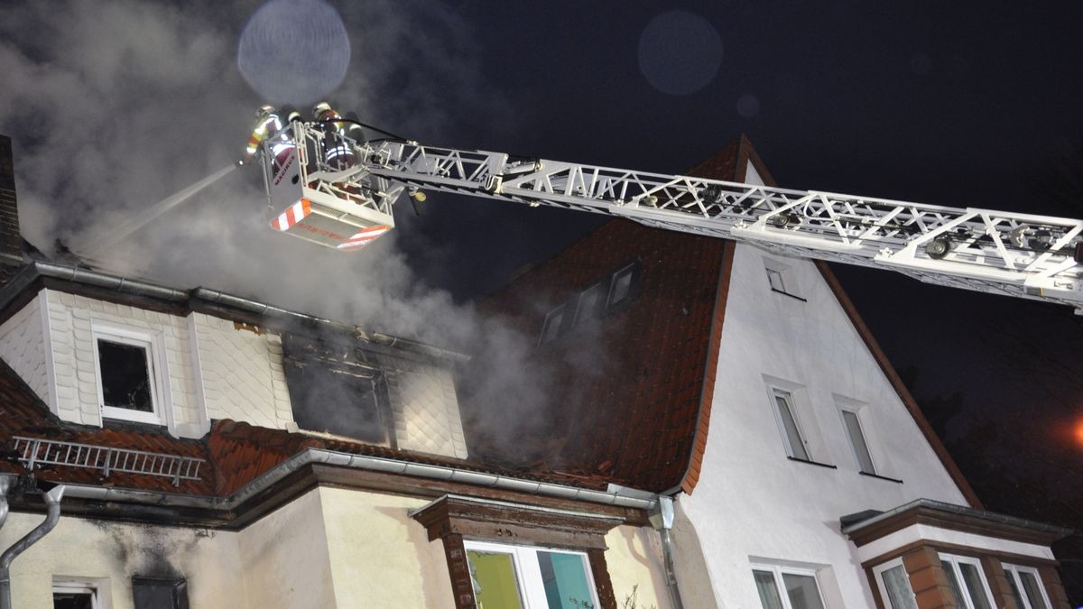 Bei einem Wohnhausbrand in Erfurt ist am Freitag eine Person schwer verletzt worden. Die Feuerwehr war mit einem Großaufgebot im Einsatz.