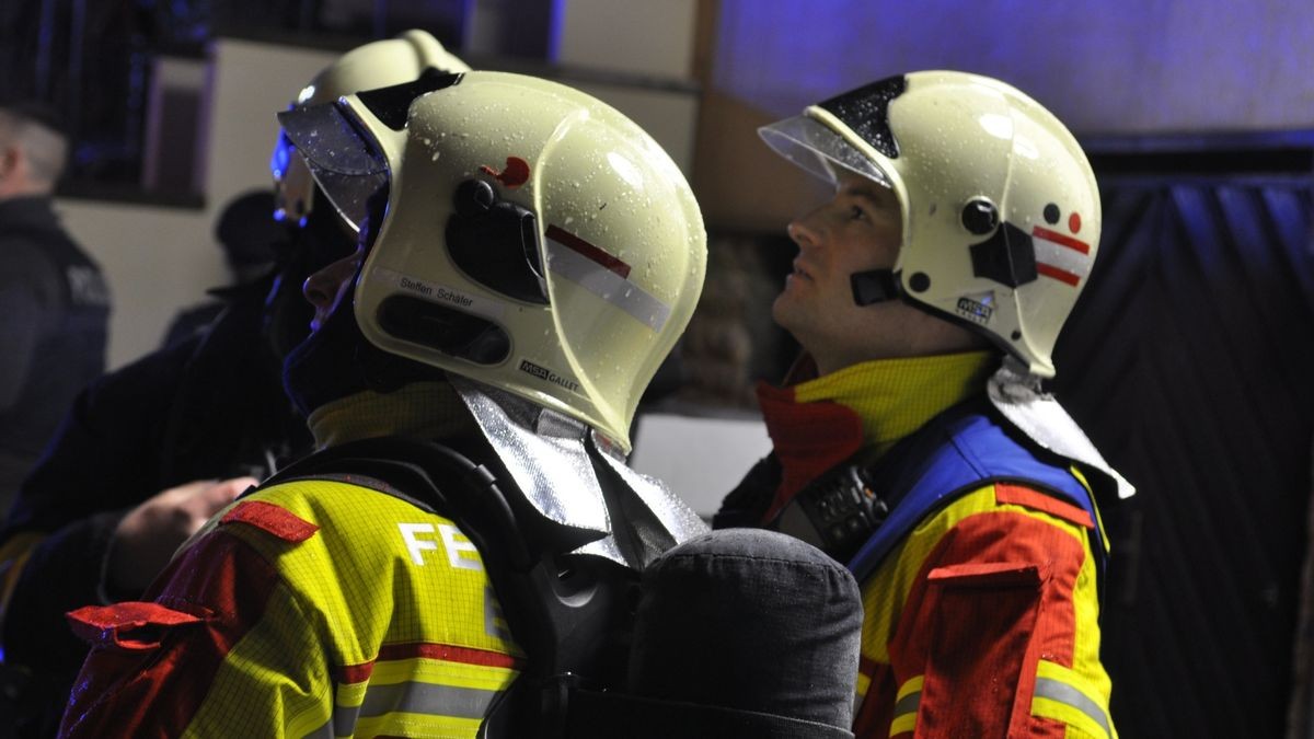 Bei einem Wohnhausbrand in Erfurt ist am Freitag eine Person schwer verletzt worden. Die Feuerwehr war mit einem Großaufgebot im Einsatz.