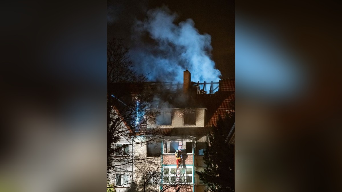 Bei einem Wohnhausbrand in Erfurt ist am Freitag eine Person schwer verletzt worden. Die Feuerwehr war mit einem Großaufgebot im Einsatz.