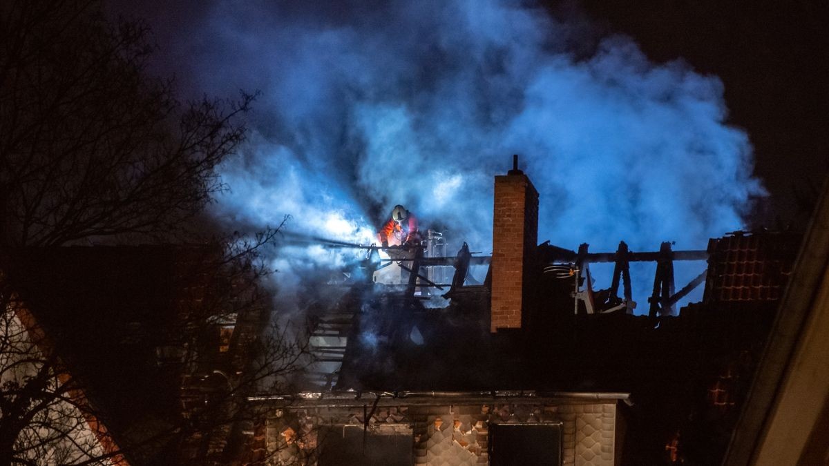 Rauchwolken vom Gebäudebrand im Ortsteil Daberstedt steigen auch am frühen Abend noch in den Himmel.