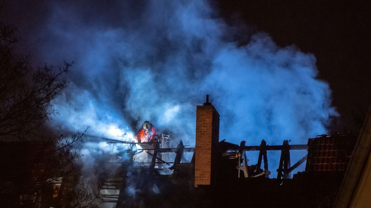 Rauchwolken vom Gebäudebrand im Ortsteil Daberstedt steigen auch am frühen Abend noch in den Himmel.