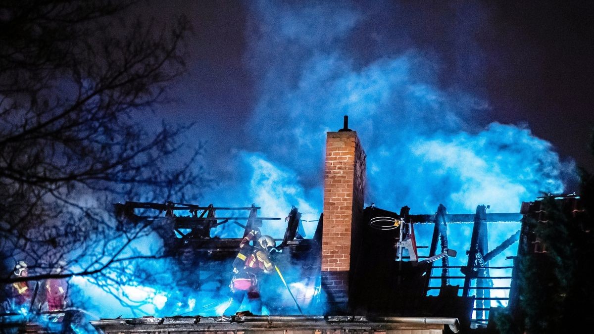 Feuerwehrleute versuchen ein Feuer in der Erfurter Rembrandtstraße zu löschen. Ein 37-Jähriger wurde beim Brand schwer verletzt, er starb nun. 