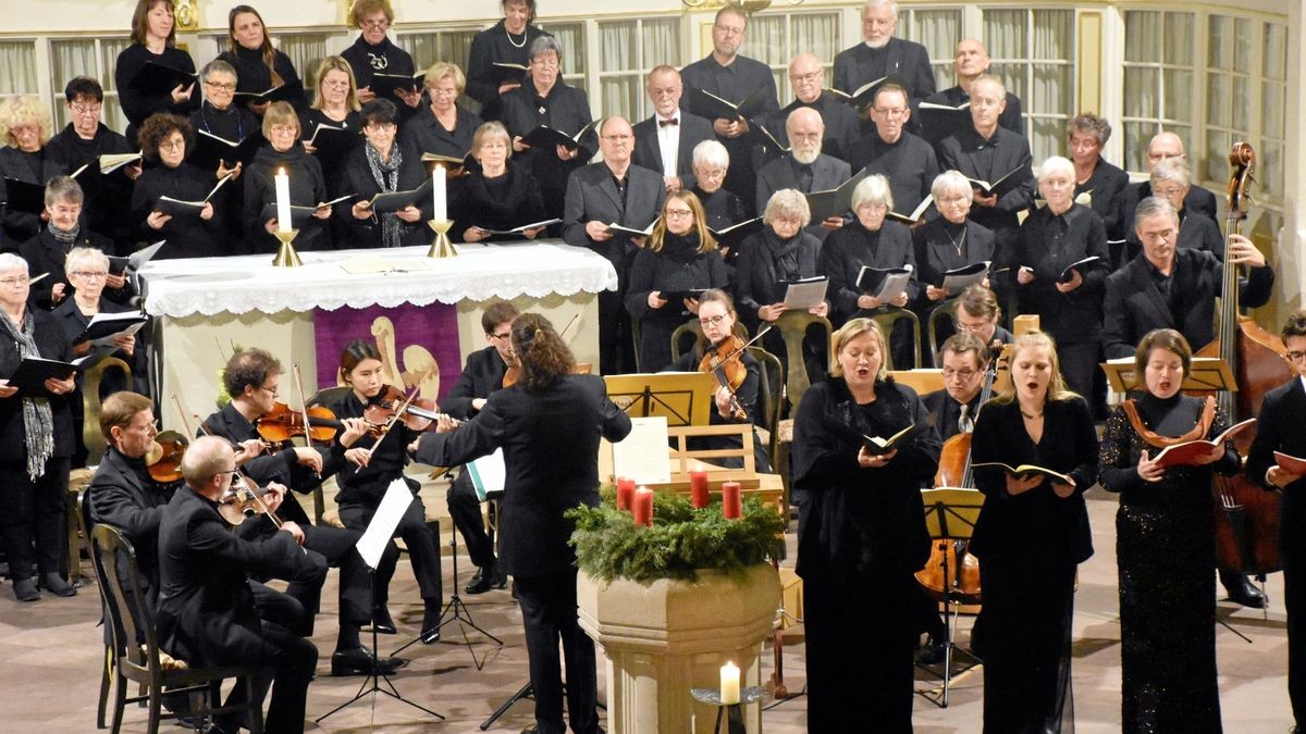 Sänger und Instrumentalisten machten das Weihnachtsfestkonzert in der Bachkirche in Arnstadt zum Erlebnis.