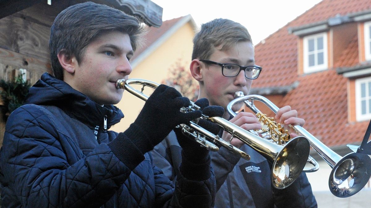 Max Eichholz aus Treffurt (links) und Linus Siebrand aus Bickenriede gehören zu den jungen Turmbläsern in Mühlhausen. 